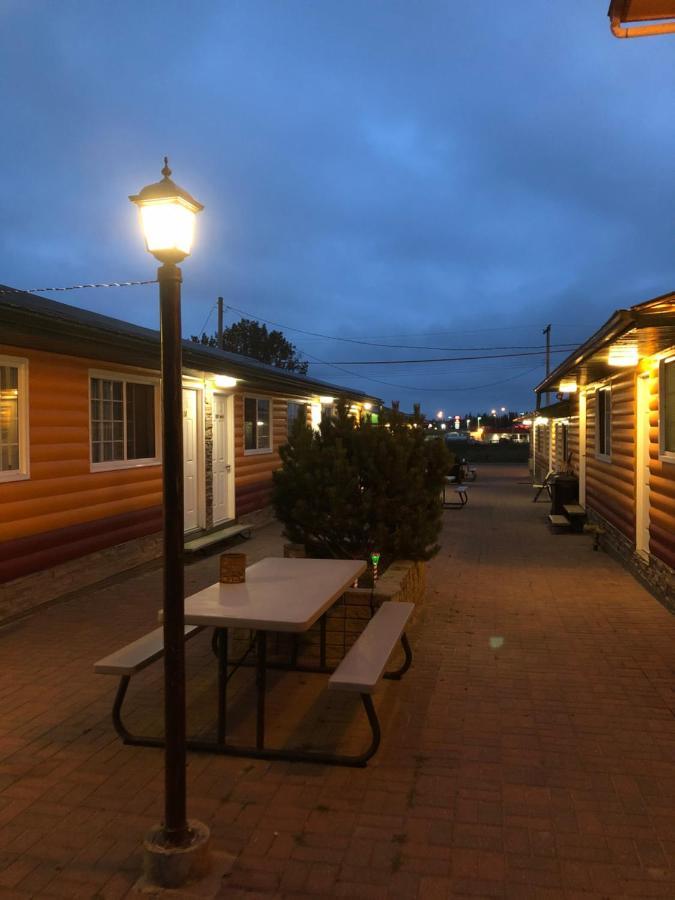 Alpine Motel Rocky Mountain House Bagian luar foto