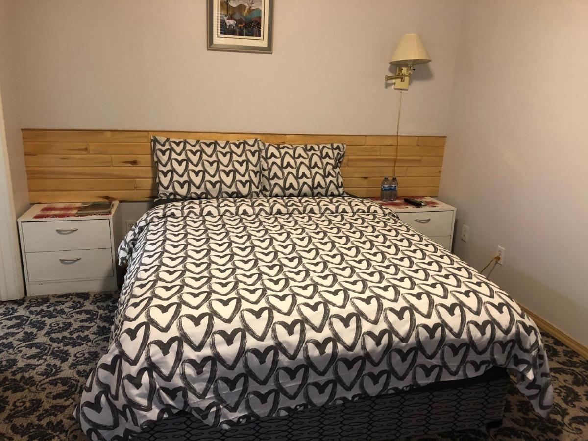 Alpine Motel Rocky Mountain House Bagian luar foto