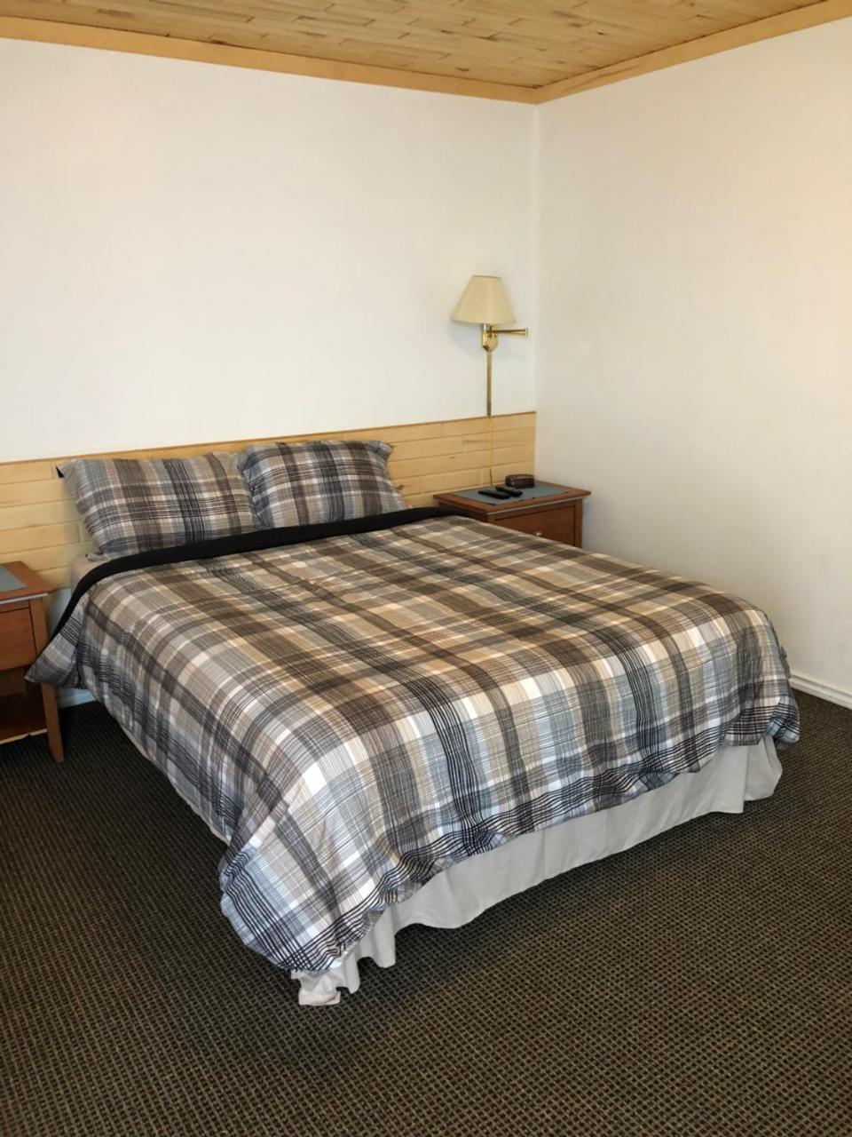 Alpine Motel Rocky Mountain House Bagian luar foto
