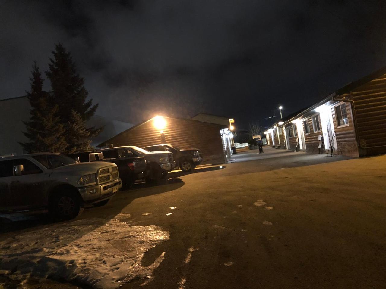 Alpine Motel Rocky Mountain House Bagian luar foto