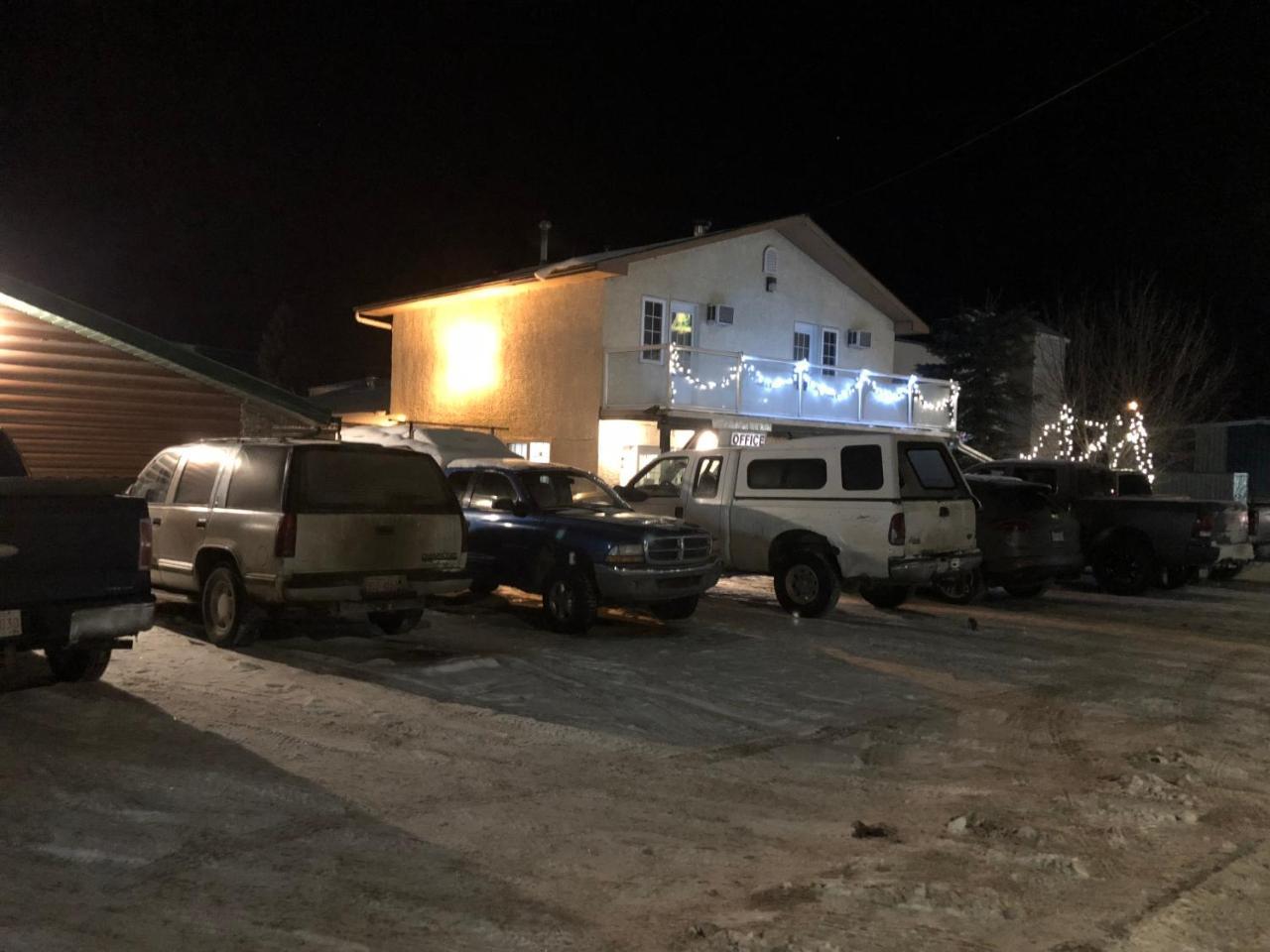 Alpine Motel Rocky Mountain House Bagian luar foto