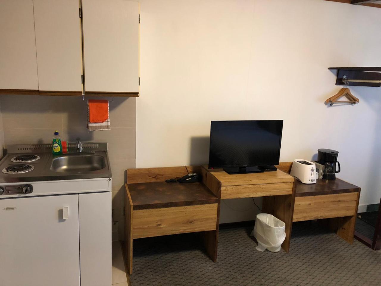 Alpine Motel Rocky Mountain House Bagian luar foto